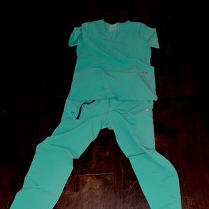 Livingston figs scrub set